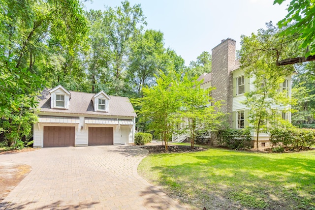 view of front of house featuring a garage and a front yard