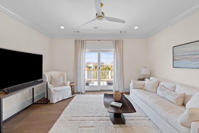 living room featuring recessed lighting, wood finished floors, a ceiling fan, and crown molding