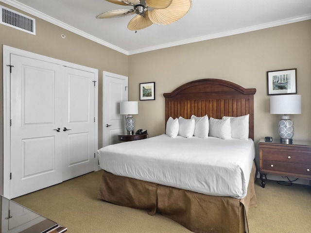 bedroom featuring carpet floors, visible vents, crown molding, and a ceiling fan