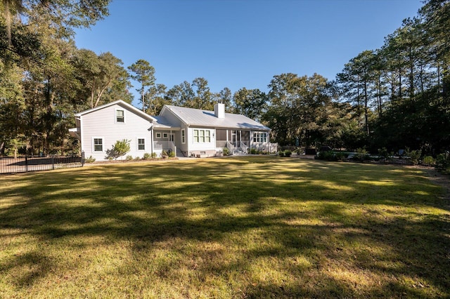 view of front of house featuring a front lawn