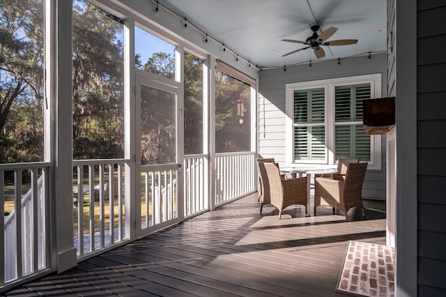 sunroom with ceiling fan