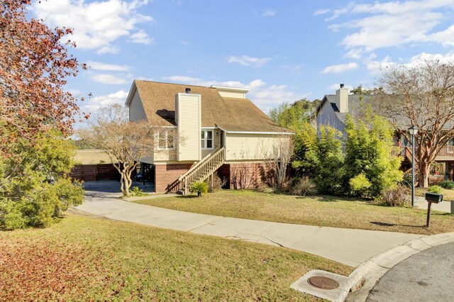 view of front of home featuring a front lawn