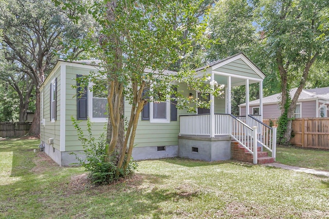 view of front of home featuring a front yard