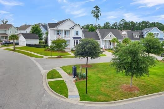 view of front of property with a front yard