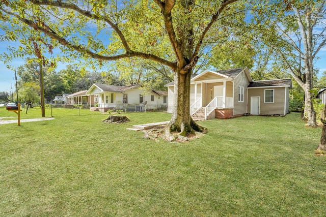 view of front of property featuring a front lawn