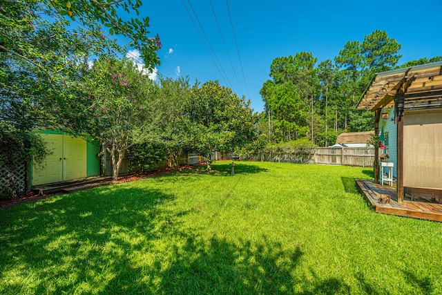 view of yard featuring a shed