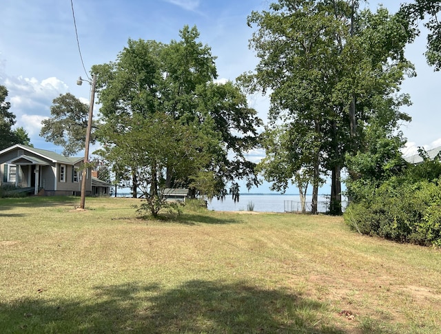 view of yard featuring a water view