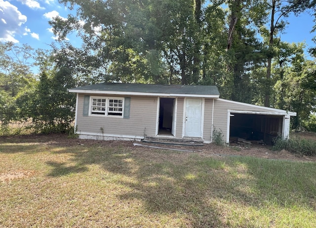 view of front of property featuring a garage and a front yard