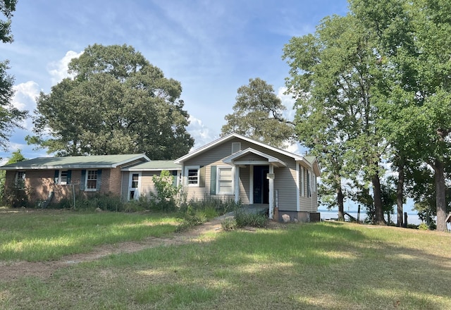 view of front of house featuring a front yard