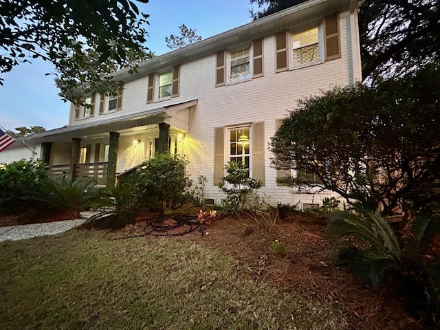 view of front of property featuring a front lawn