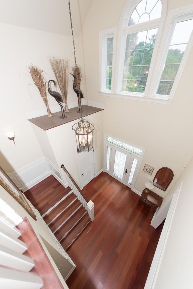 dining room with dark wood-type flooring, ornamental molding, and a chandelier