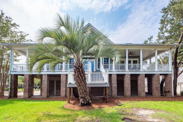 view of front of property with a front lawn and covered porch