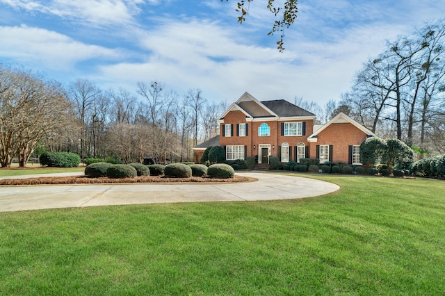 view of front of property featuring a front yard