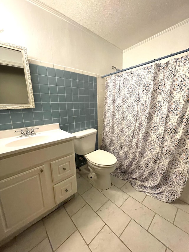 6287 Sniders Hwy, Walterboro, SC 29488 - full bathroom featuring tile walls, toilet, a textured ceiling, vanity, and curtained shower