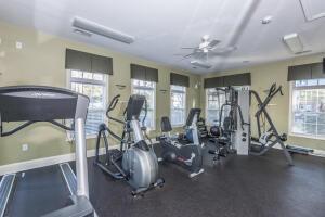 exercise room featuring baseboards and a ceiling fan