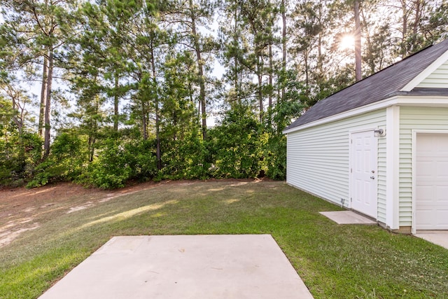 view of yard featuring a garage and an outdoor structure