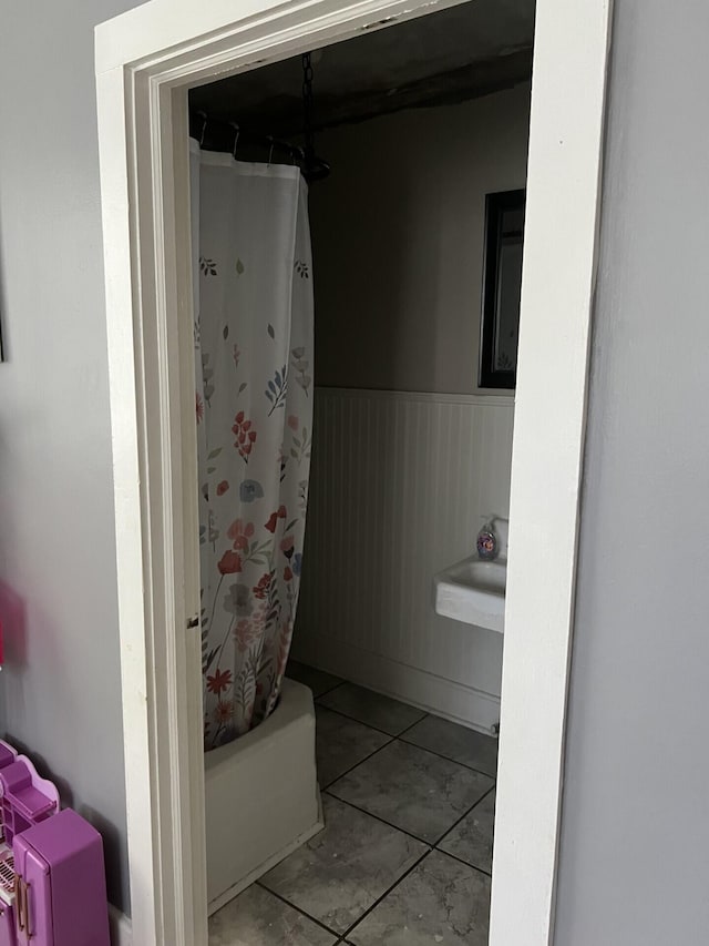 bathroom with shower / tub combo with curtain and sink