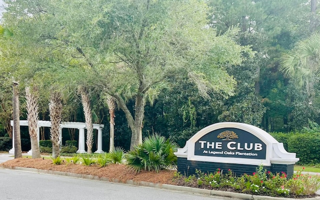 view of community / neighborhood sign