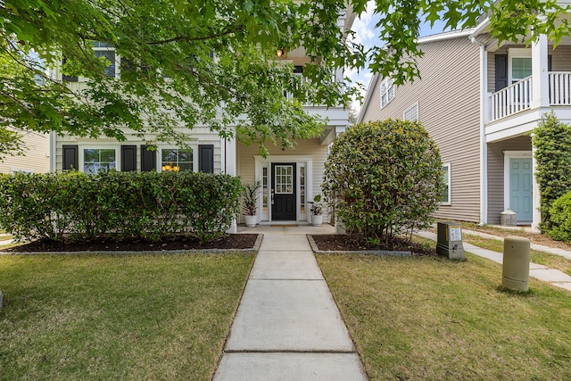 view of front of home featuring a front yard