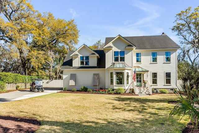 view of front of home featuring fence, driveway, roof with shingles, and a front yard