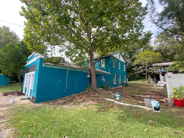 exterior space featuring a storage unit and a yard