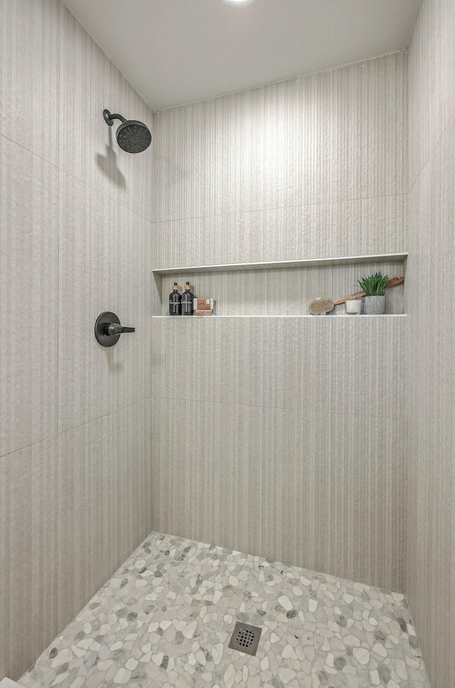 bathroom featuring a tile shower