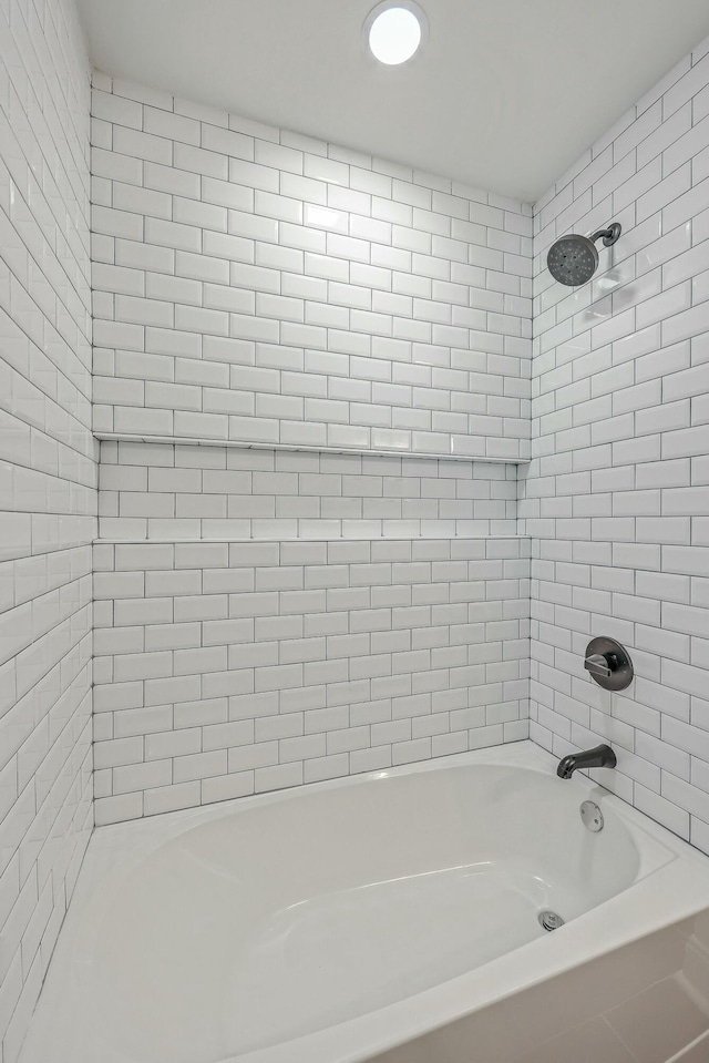 bathroom with tiled shower / bath combo