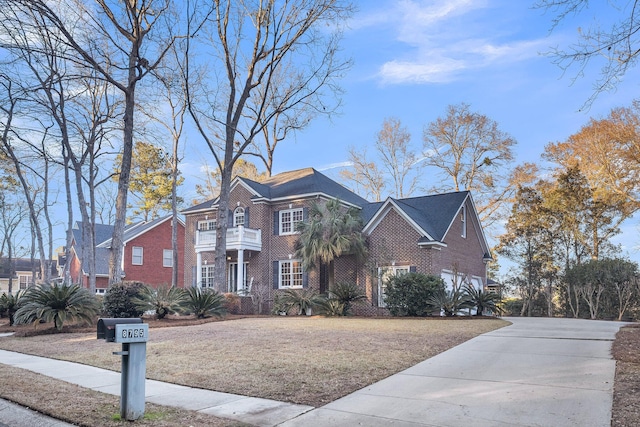 view of front of house featuring a front lawn