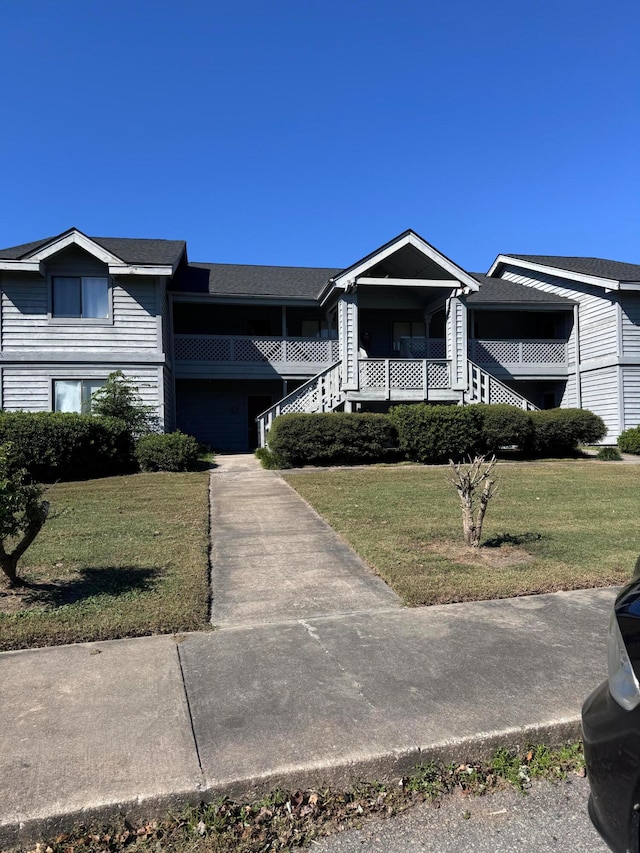 view of front of property featuring a front yard