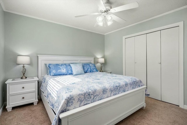 bedroom featuring crown molding, light carpet, ceiling fan, and a closet