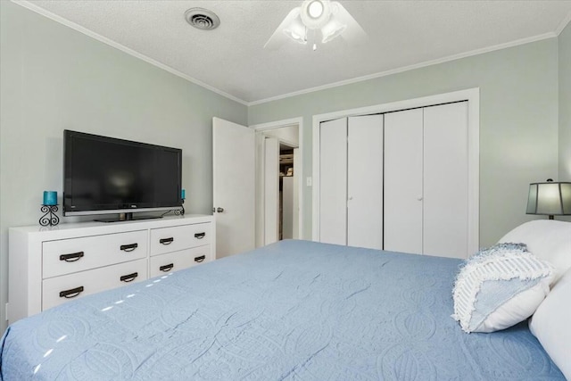 bedroom with crown molding, a textured ceiling, ceiling fan, and a closet