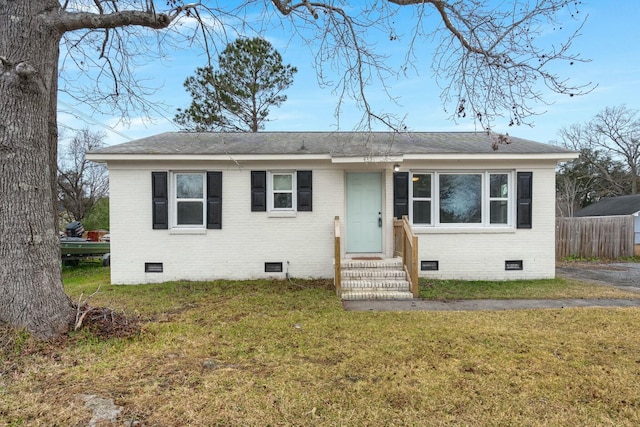 view of front of property featuring a front lawn