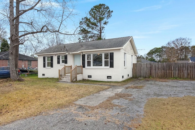 view of front of property featuring a front lawn