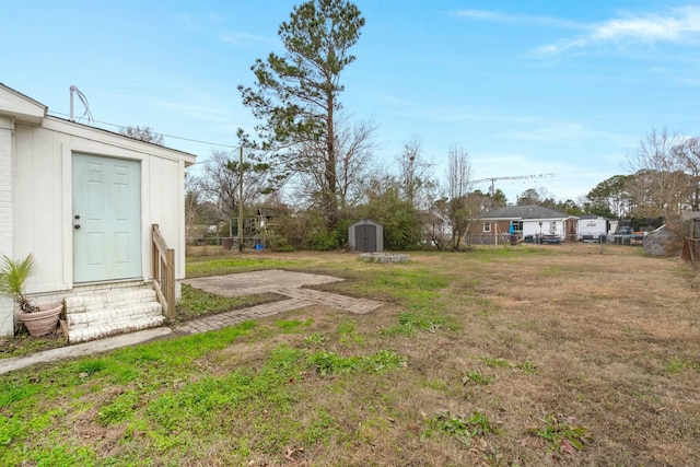 view of yard featuring a storage shed