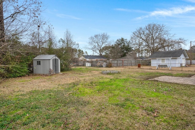 view of yard featuring a storage unit