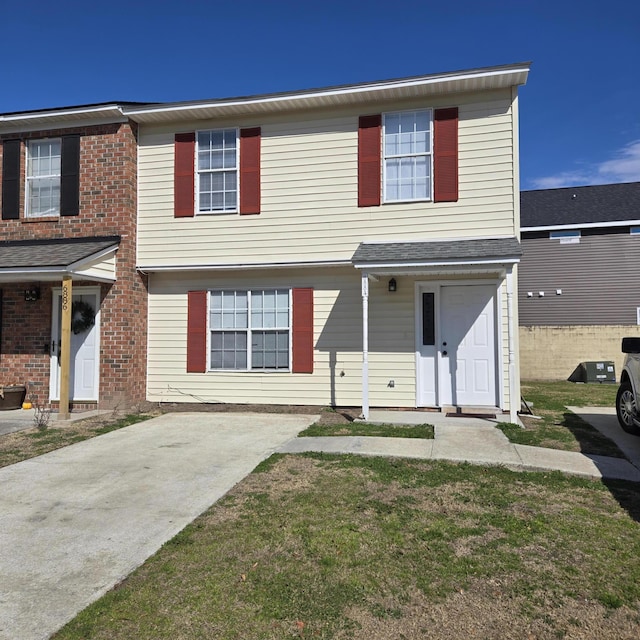 view of front of property featuring a front lawn