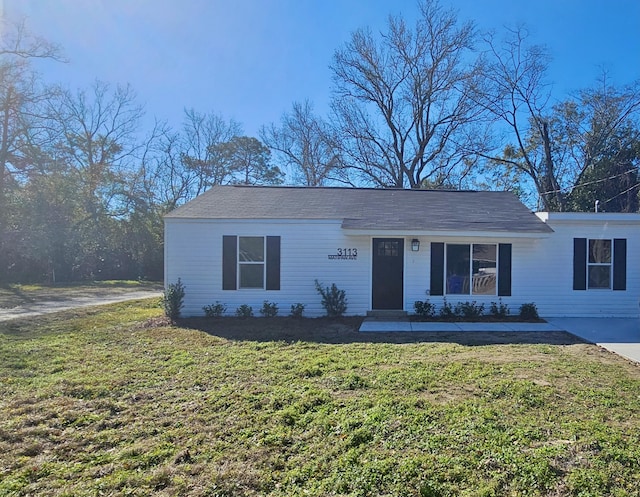 ranch-style home featuring a front lawn