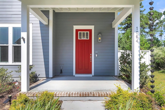 entrance to property featuring covered porch