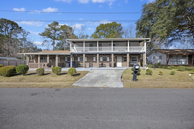 view of front facade with a porch and a front lawn