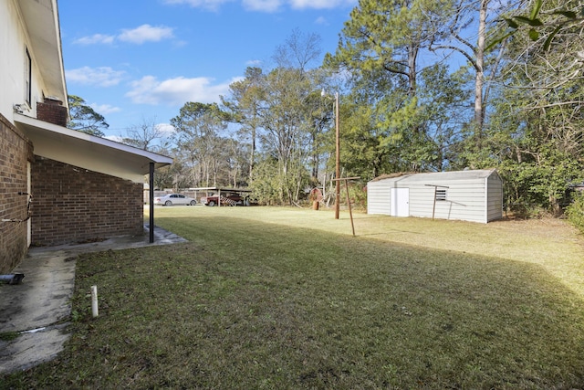 view of yard featuring a storage shed