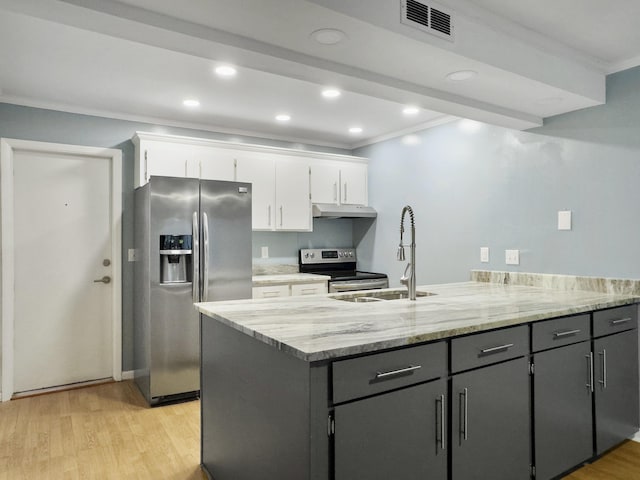 10 Stallion Ct, Charleston, SC 29407 - kitchen with appliances with stainless steel finishes, under cabinet range hood, a peninsula, crown molding, and light wood-type flooring
