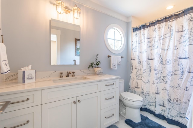 full bathroom featuring toilet, curtained shower, and vanity