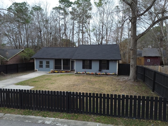 view of front of property with a front yard