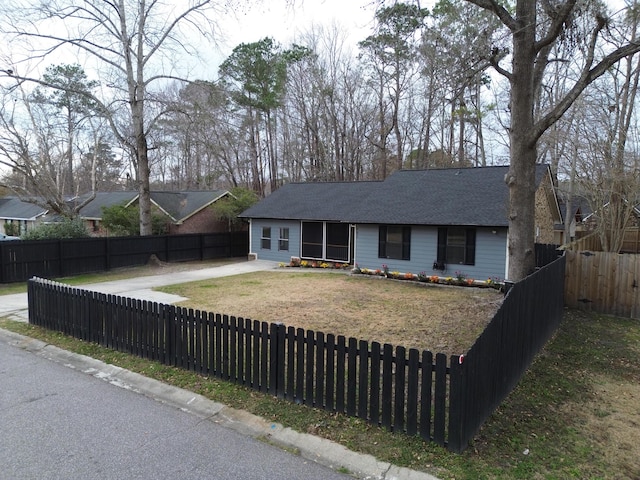 ranch-style house featuring a front lawn