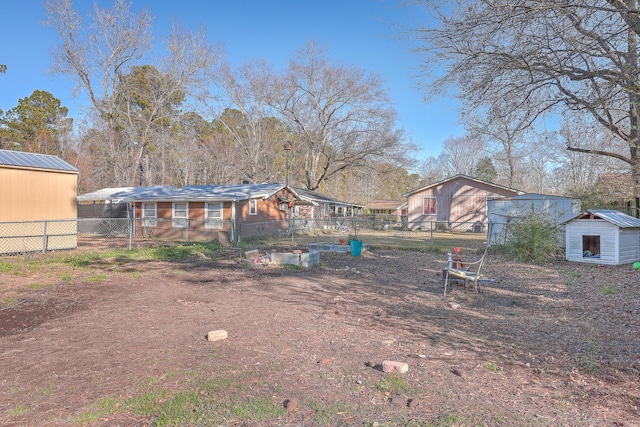 view of yard featuring a storage unit