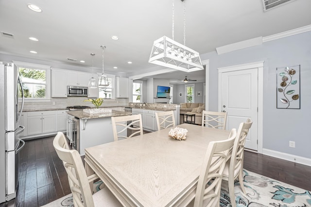 dining space featuring a ceiling fan, dark wood finished floors, healthy amount of natural light, baseboards, and recessed lighting