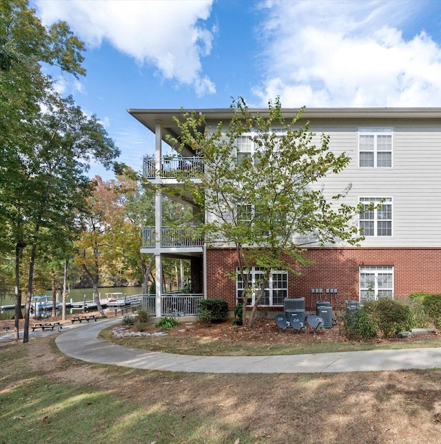 view of front of property featuring a balcony