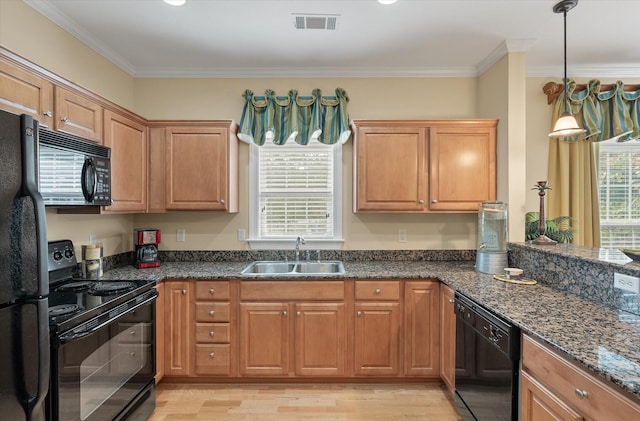 kitchen featuring sink, light hardwood / wood-style flooring, crown molding, and black appliances