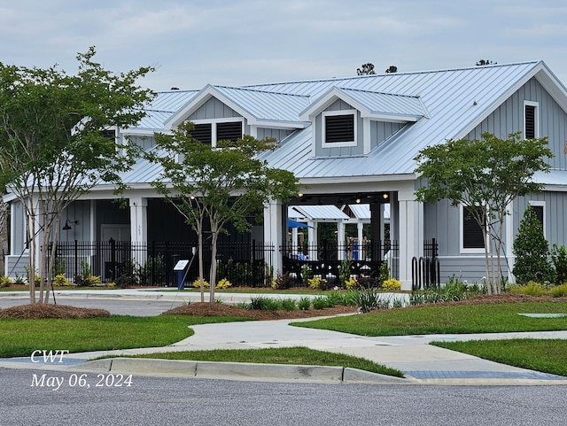 view of front facade with a front lawn