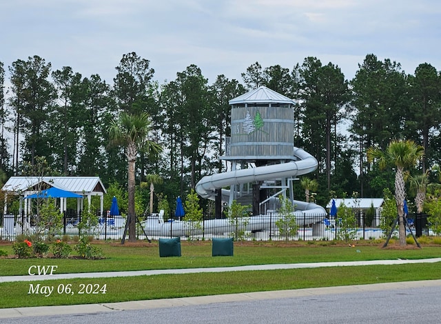 view of property's community featuring a yard